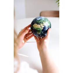 MOVA Globe - Roterende globus drevet af solceller - Jorden med skyer